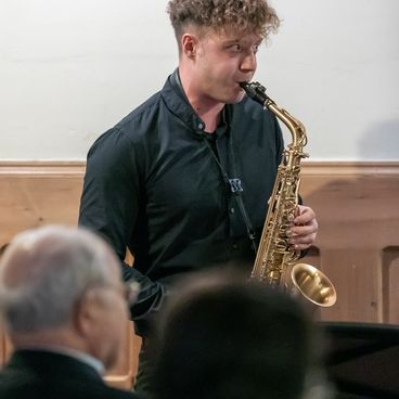 Saxophonist der Bläserphillharmonie im Porträt während der Aufführung.